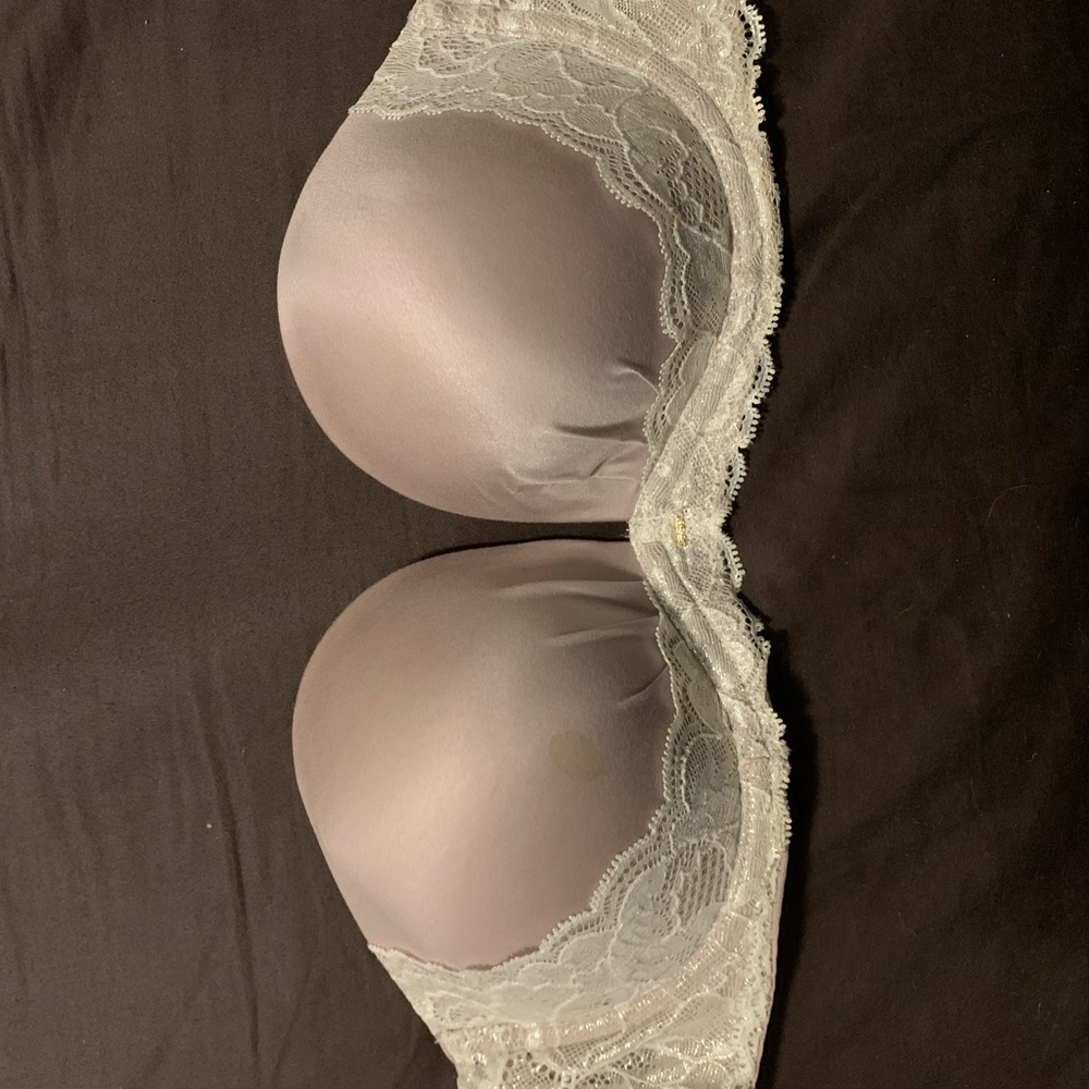 Beautiful strapless bra by Victoria Secret w tags